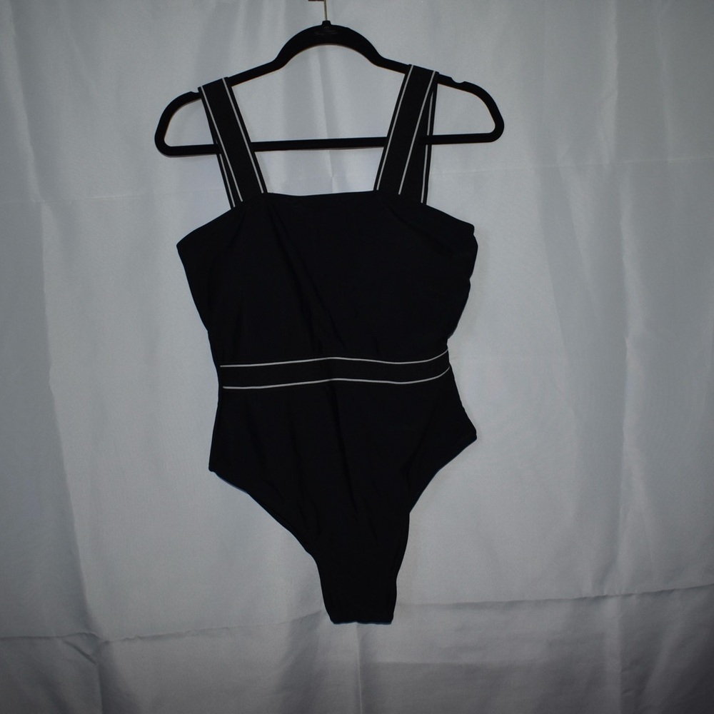 SHEIN ONE PIECE BLACK BATHING SUIT